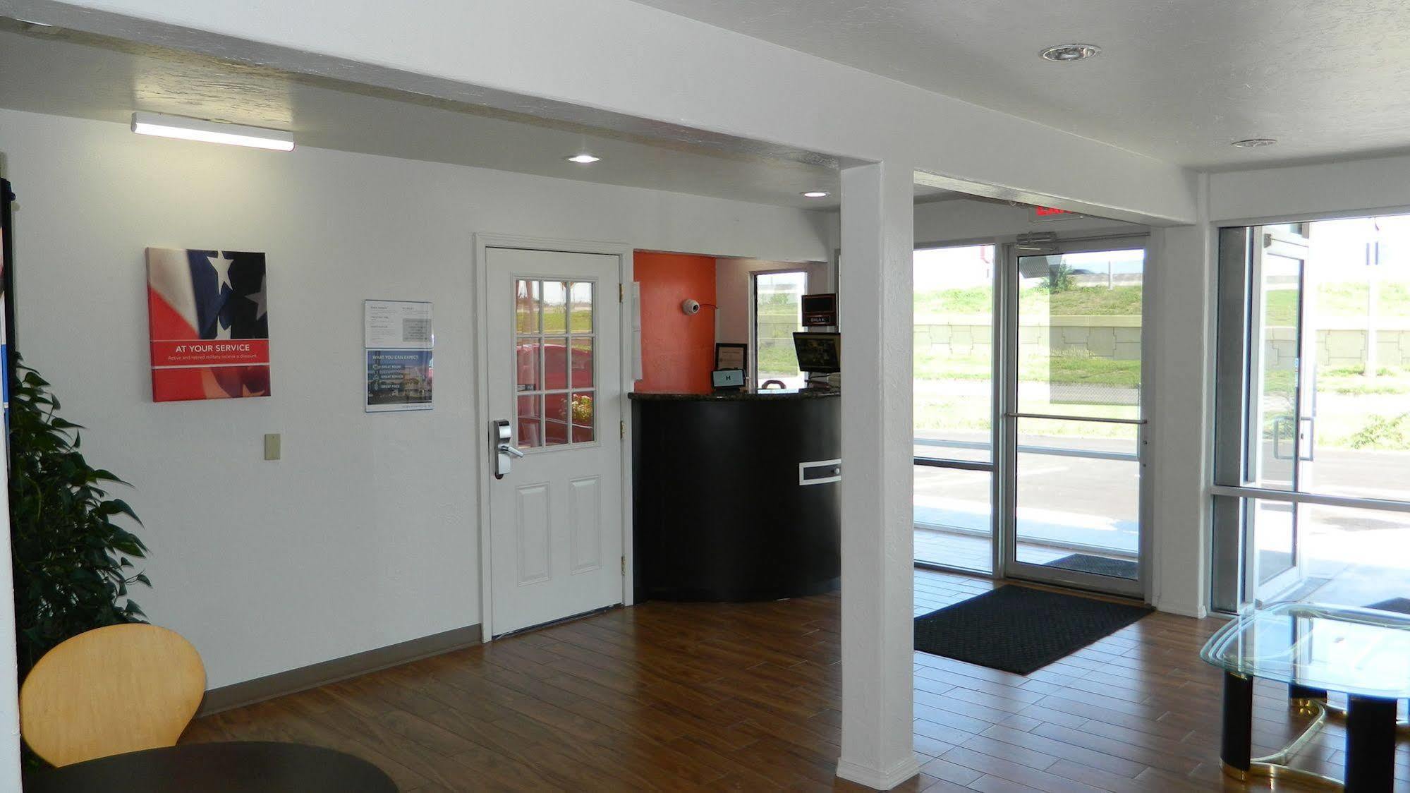 Hotel 6-oklahoma City, Ok - Airport East 3*