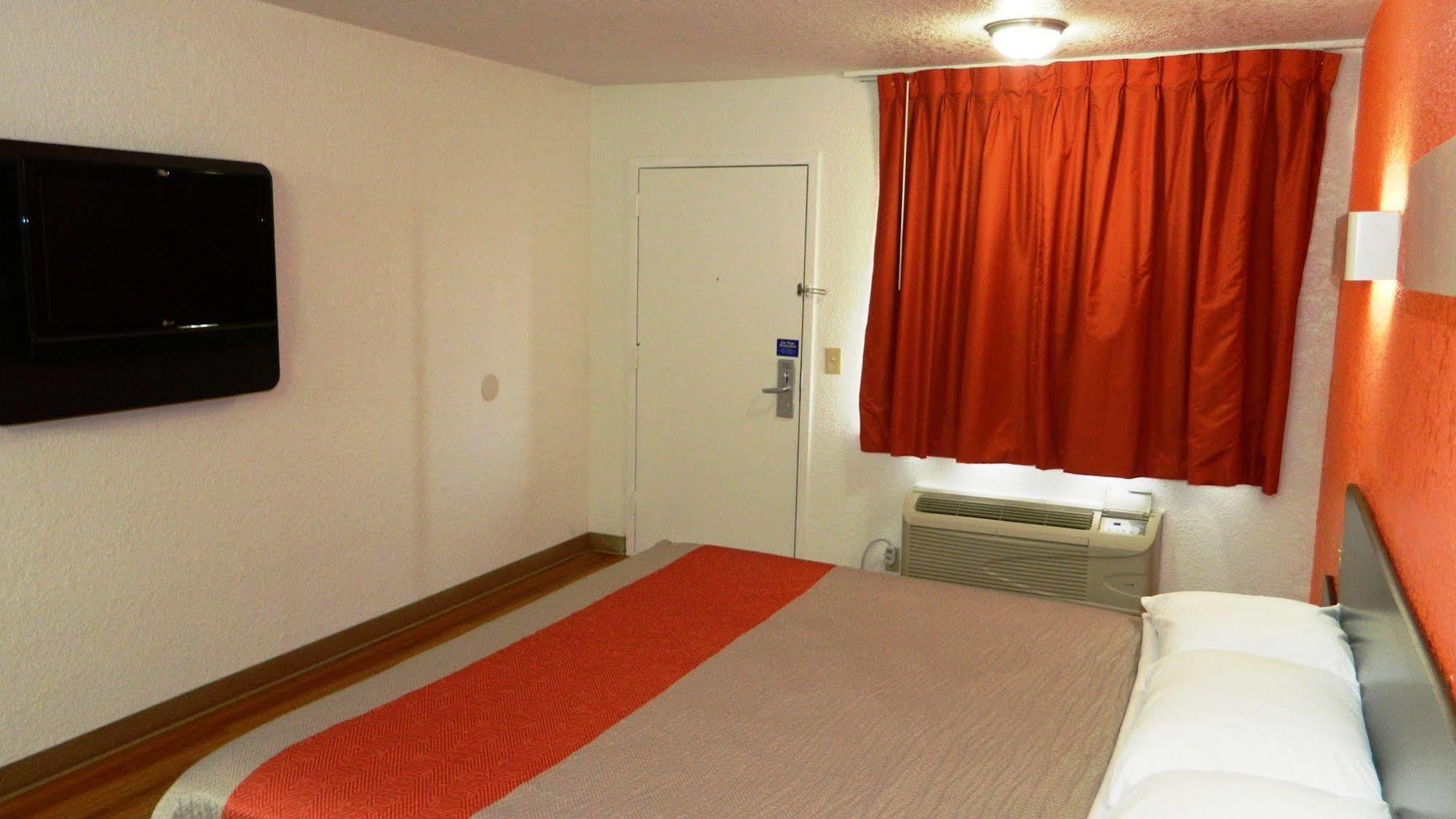 Hotel 6-oklahoma City, Ok - Airport East