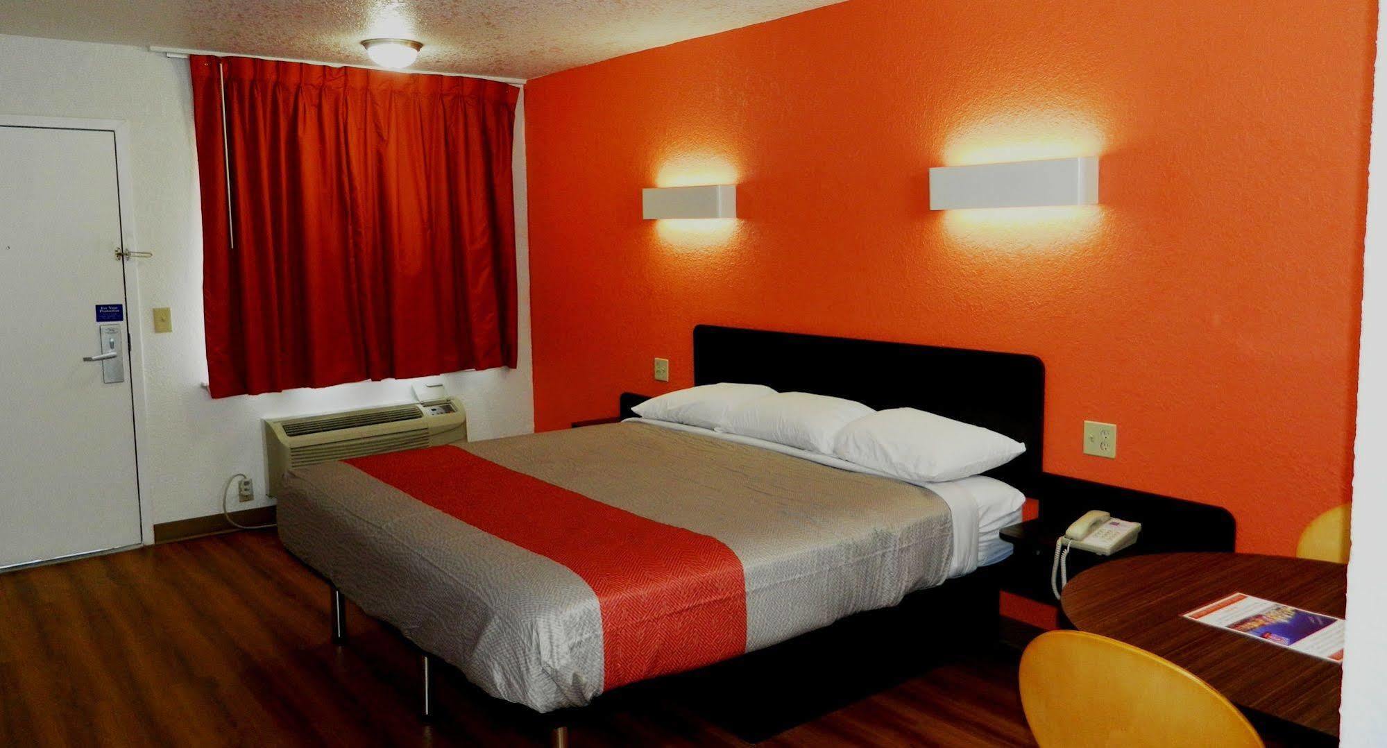Hotel 6-oklahoma City, Ok - Airport East 3*